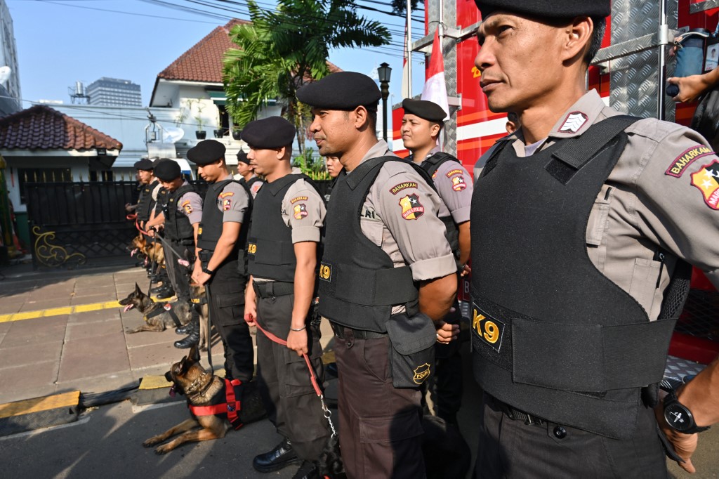 Indonesian K-9 and their dogs attend a police roll call outside the General Elections Commission (KPU) office in Jakarta on May 21, 2019. - Indonesia's Joko Widodo won another term as president of the world's third-biggest democracy, official results showed on May 21, after his rival Prabowo Subianto, a retired general, alleged widespread cheating. (Photo by ADEK BERRY / AFP)