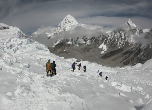 Traffic Jam On Everest As Two More Climbers Die Reaching Summit Inquirer News 