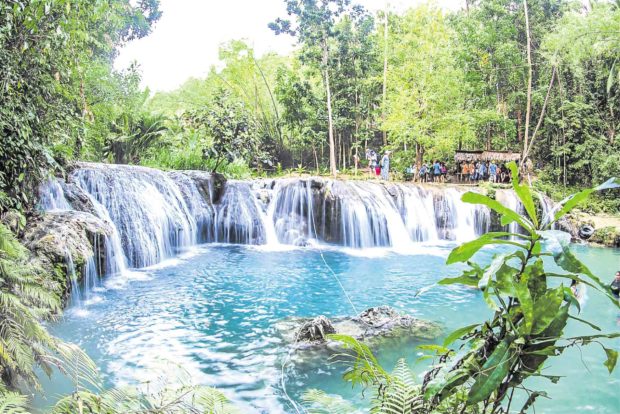 MAJOR ATTRACTION The clear waters of the three-tiered Cambugahay Falls in Lazi town is among the favorite tourist destinations in Siquijor province. —EDELIZA V. MACALANDAG/CONTRIBUTOR