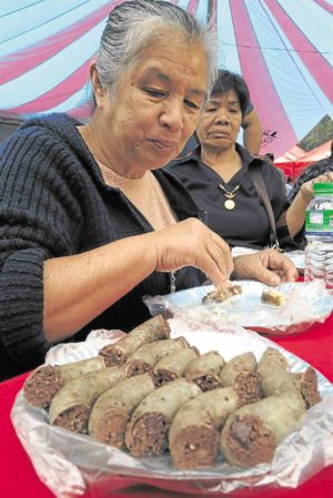 NATIVE SAUSAGE “Pinuneg” (blood sausage),made from pig’s blood, is among the dishes served during gatherings in the Cordillera.—PHOTO BY EV ESPIRITU