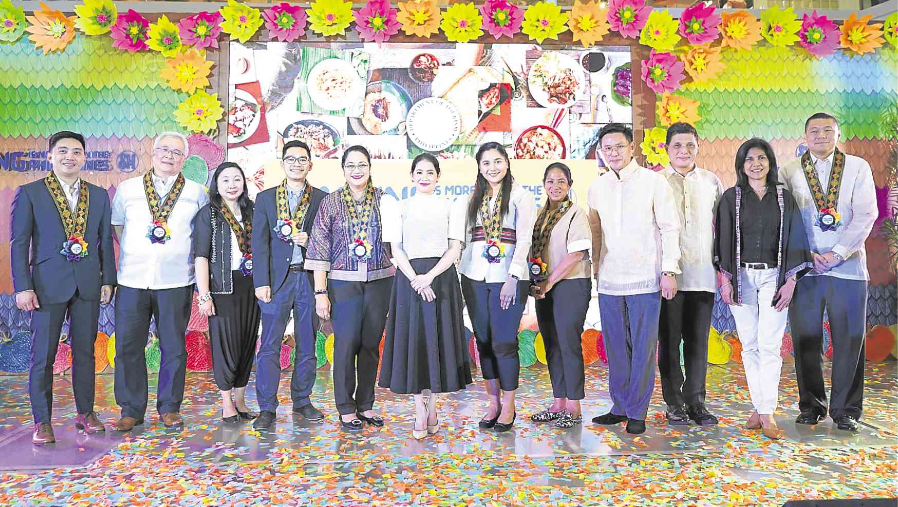 CAMPAIGNPARTNERS SMSupermalls have partnered with theDepartment of Tourism (DOT) for the “Malling isMore Fun in the Philippines” campaign inSMmalls nationwide. In photo: Jollibee’s Francis Flores,SMSupermarket’s Joey Mendoza, DOT’sAssistant SecretaryVerna Buensuceso and Assistant SecretaryHowie Uyking, Mandaluyong Mayor MenchieAbalos,DOTSecretary Bernadette Romulo-Puyat,Mandaluyong CouncilorCharisse Abalos, Margarita Fores,SMSupermalls’ Steven Tan and IanMathay,DOTNCR Officer in Charge CatherineAgustin, andSMSupermalls’ Jonjon San Agustin at theMay 17 launch atSMMega Fashion Hall. For more details, visit www.smsupermalls.com