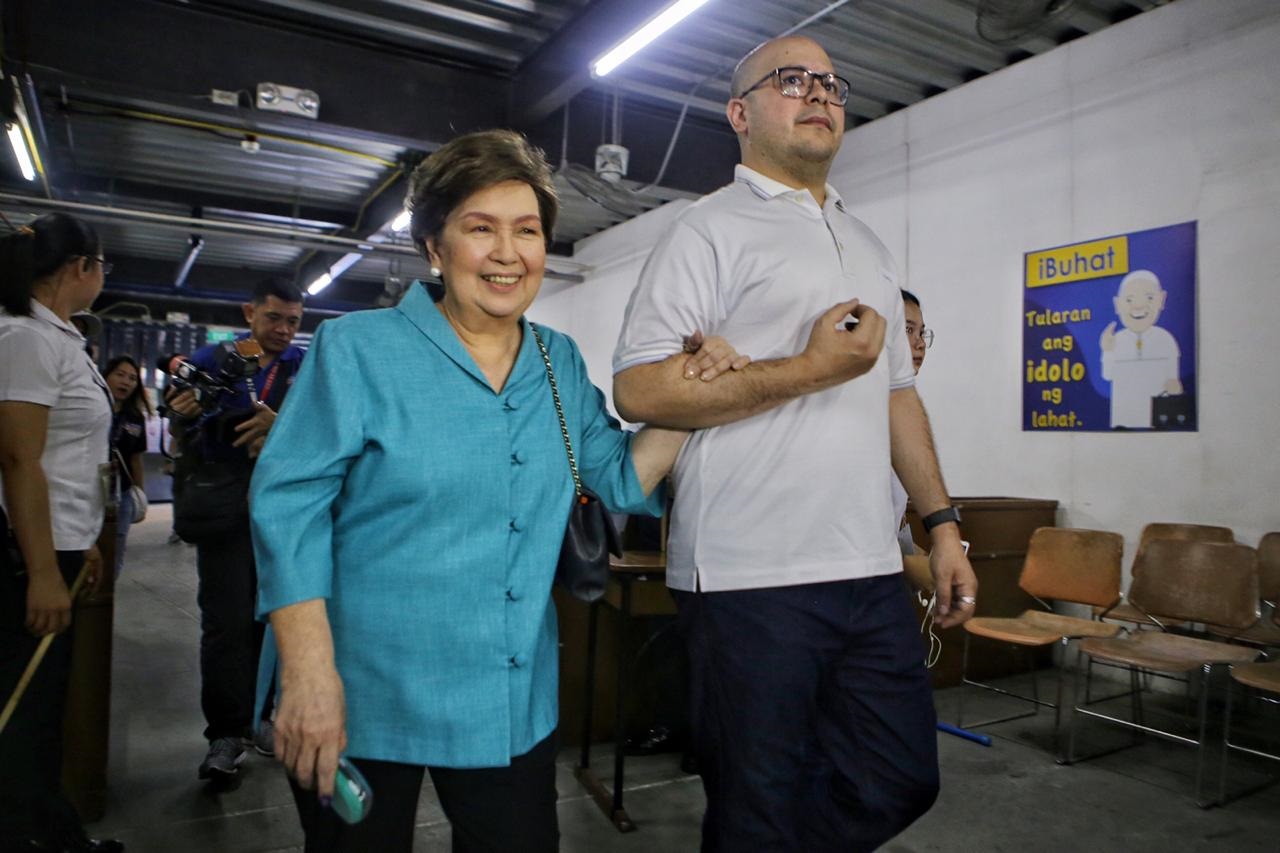Susan Roces casts vote early in San Juan