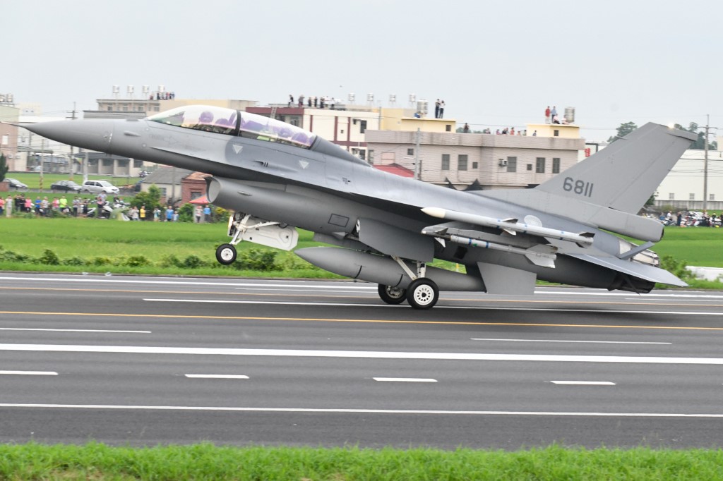 Taiwan land fighter jets on highway to counter China