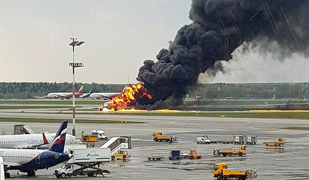 In this image provided by Riccardo Dalla Francesca shows smoke rises from a fire on a plane at Moscow’s Sheremetyevo airport on Sunday, May 5, 2019. (Photo by RICCARDO DALLA FRANCESCA via AP)