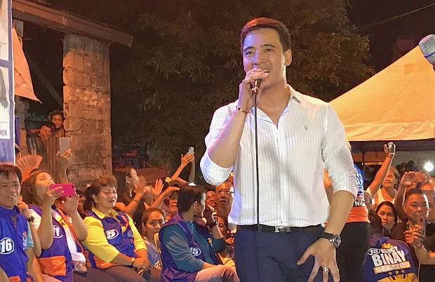  Erik Santos in Makati rally for Binay siblings