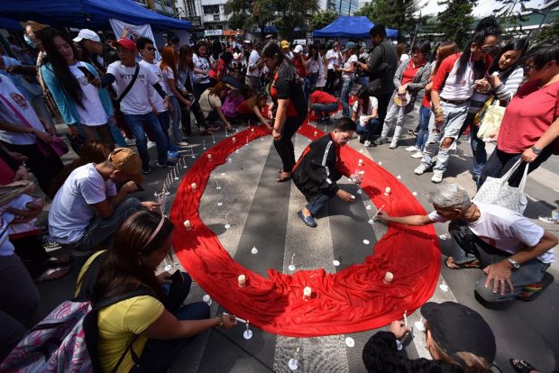 Baguio doctors, night club community light candles for AIDS victims