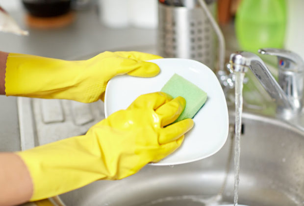 woman breaks into home to wash dishes