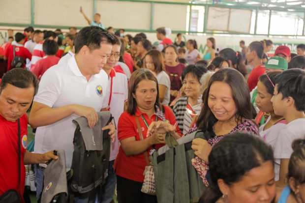 Valenzuela City Mayor Rex Gatchalian gave public school students a free ‘Balik Eskwela 2019’ packages