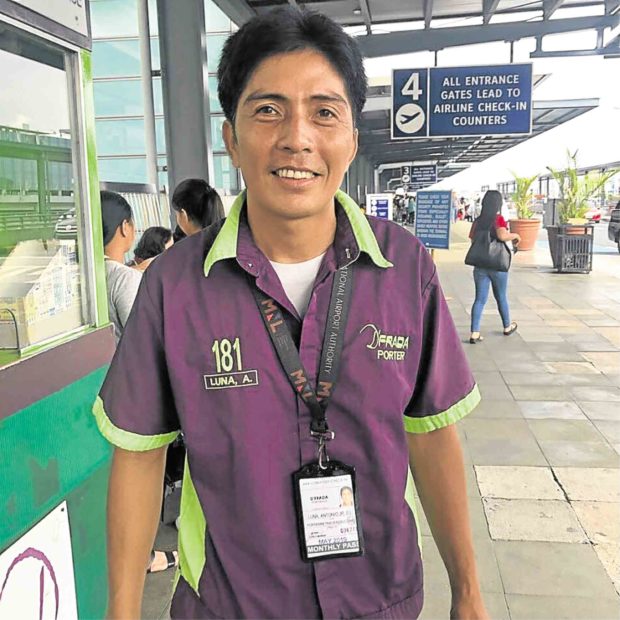 Honest airport porter makes passenger’s day