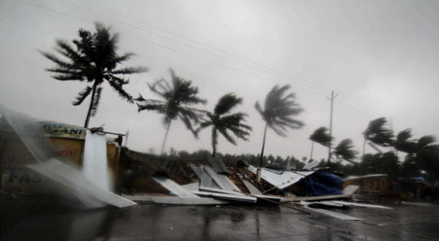  Cyclone Fani hits India's east coast; 1.2 million evacuated