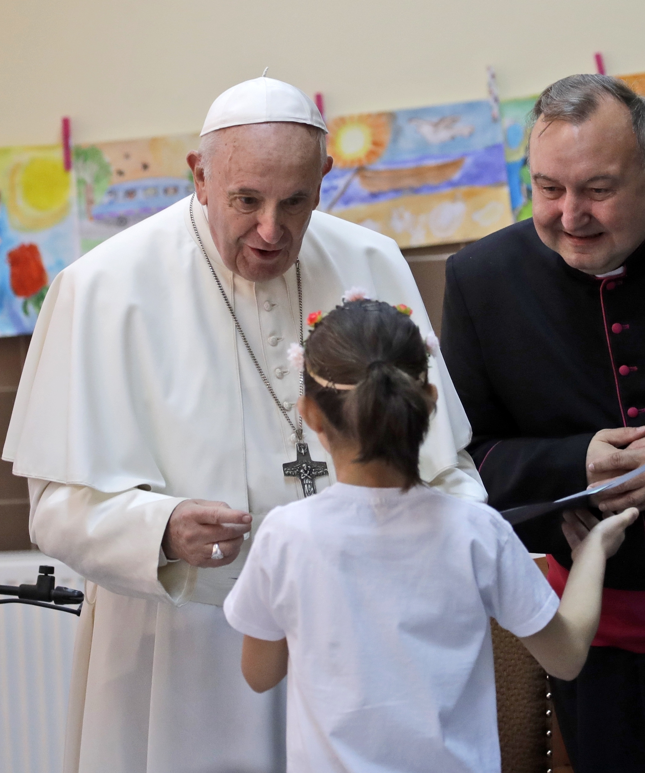 Pope Francis celebrates communion for Bulgarian children