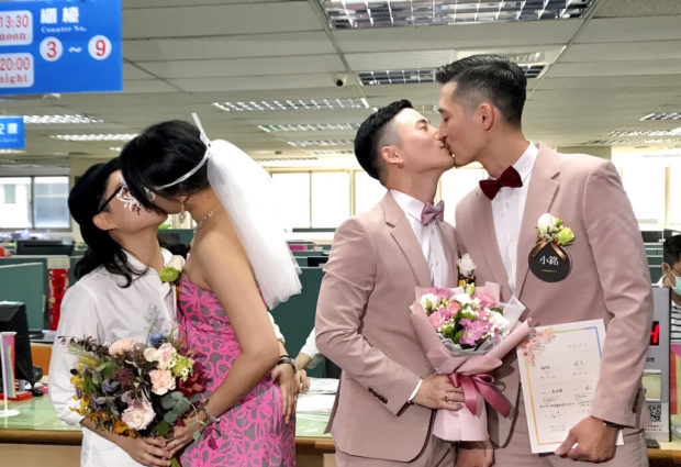 Same-sex couples start registering marriages in Taiwan