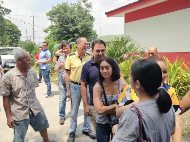 Noynoy Aquino, sisters cast votes in Tarlac City