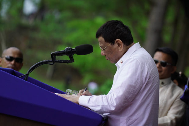 Duterte asks God: ‘Ano ba itong presidente? Patagalan sa mundo?’