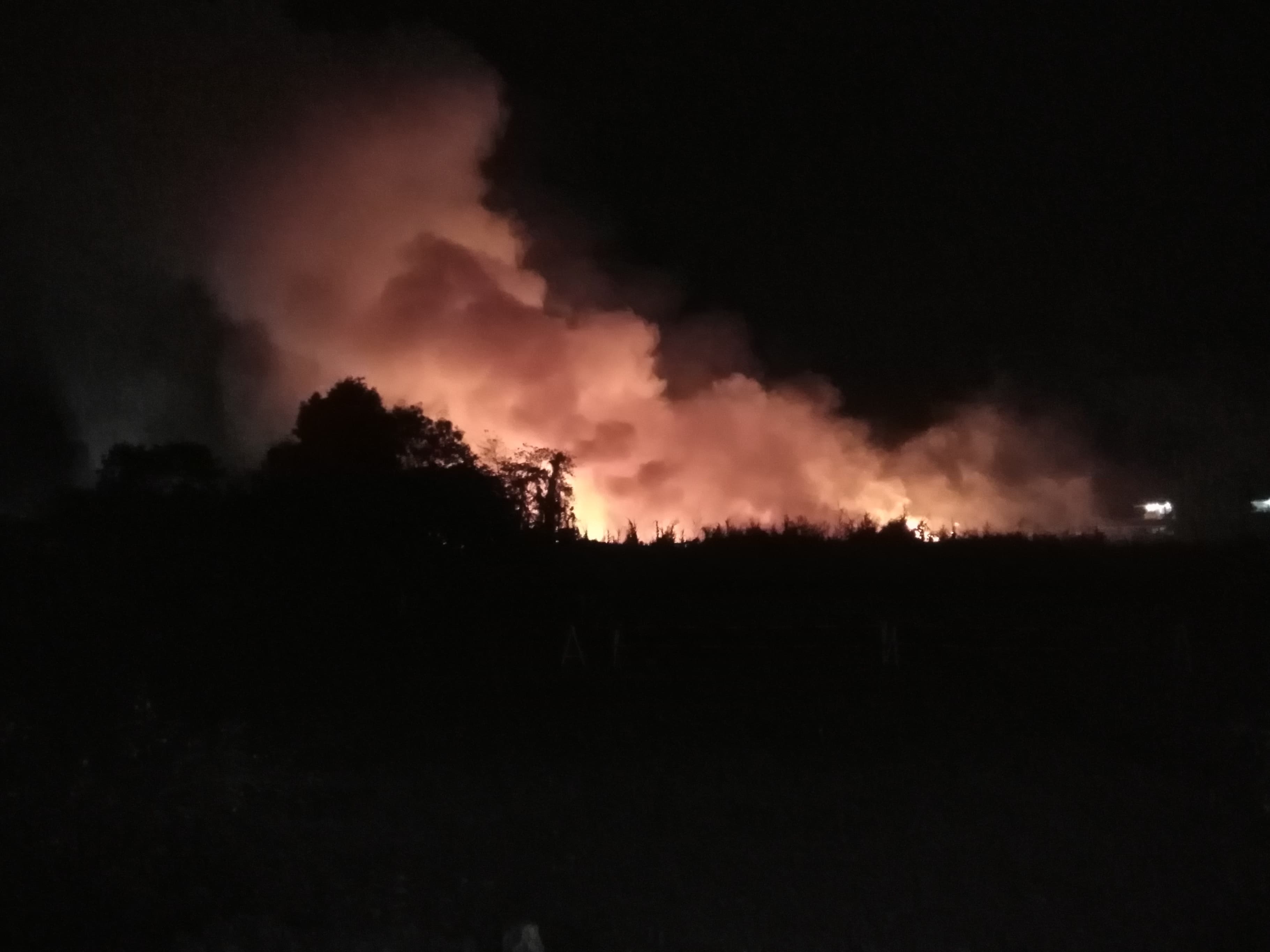 Grass fire hits vacant lot near PNR in Bulacan