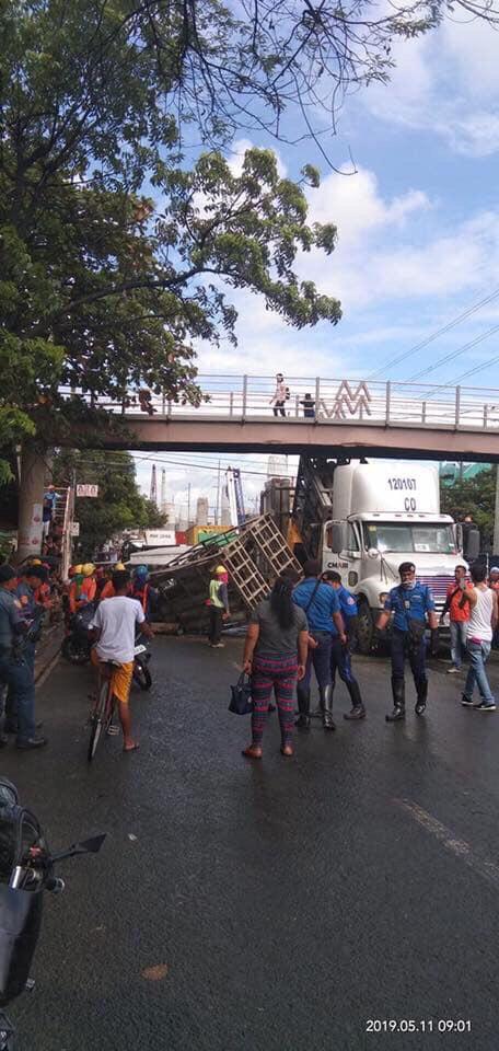 LOOK: Truck clips foot bridge; cargo crashes along C-3