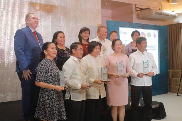 5 LGUs get awards for excellence in health governance 