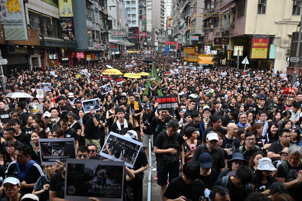 Thousands of protesters dressed in black take part in a new rally against a controversial extradition law proposal in Hong Kong on June 16, 2019. - Tens of thousands of people rallied in central Hong Kong on June 16 as public anger seethed following unprecedented clashes between protesters and police over an extradition law, despite a climbdown by the city's embattled leader. (Photo by HECTOR RETAMAL / AFP)