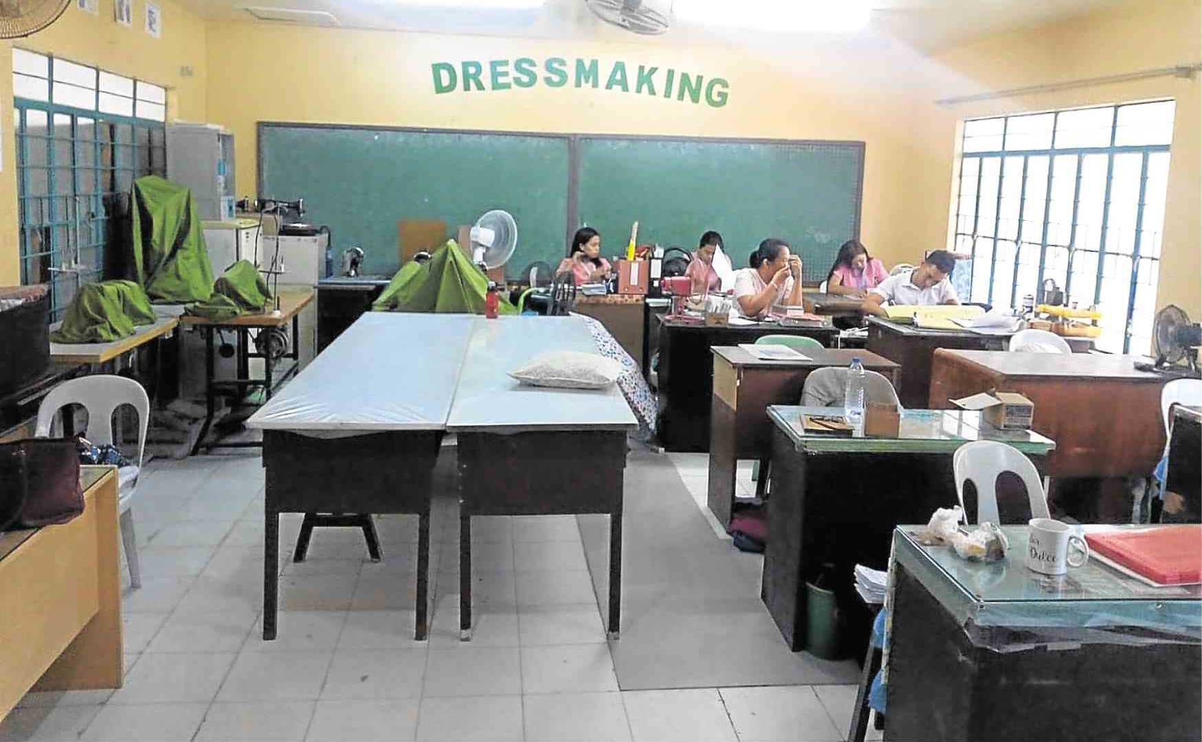 Cavite teachers move out of toilet, transfer to school lab