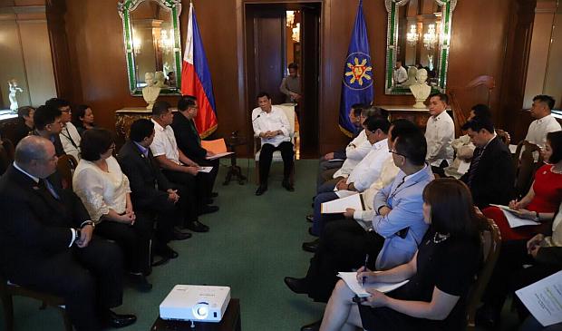  Rodrigo Duterte with PhilHealth officials