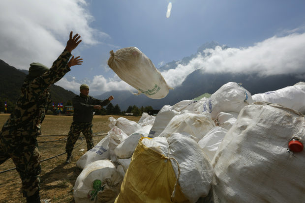  Abandoned tents, human waste piling up on Mount Everest
