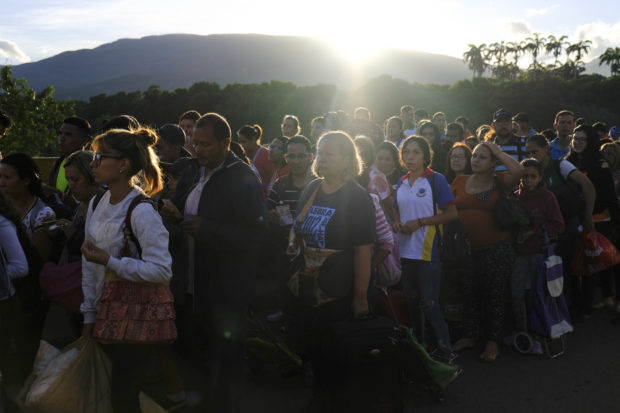  Thousands pour into Colombia as Venezuela reopens border