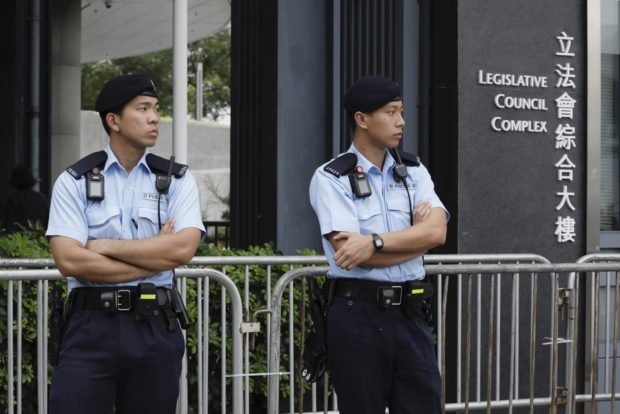  Police, protesters face off ahead of Hong Kong law debate