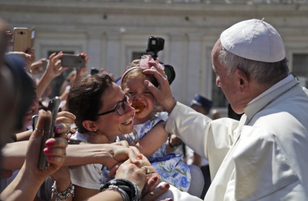 Pope Francis praises Mexico for welcoming migrants