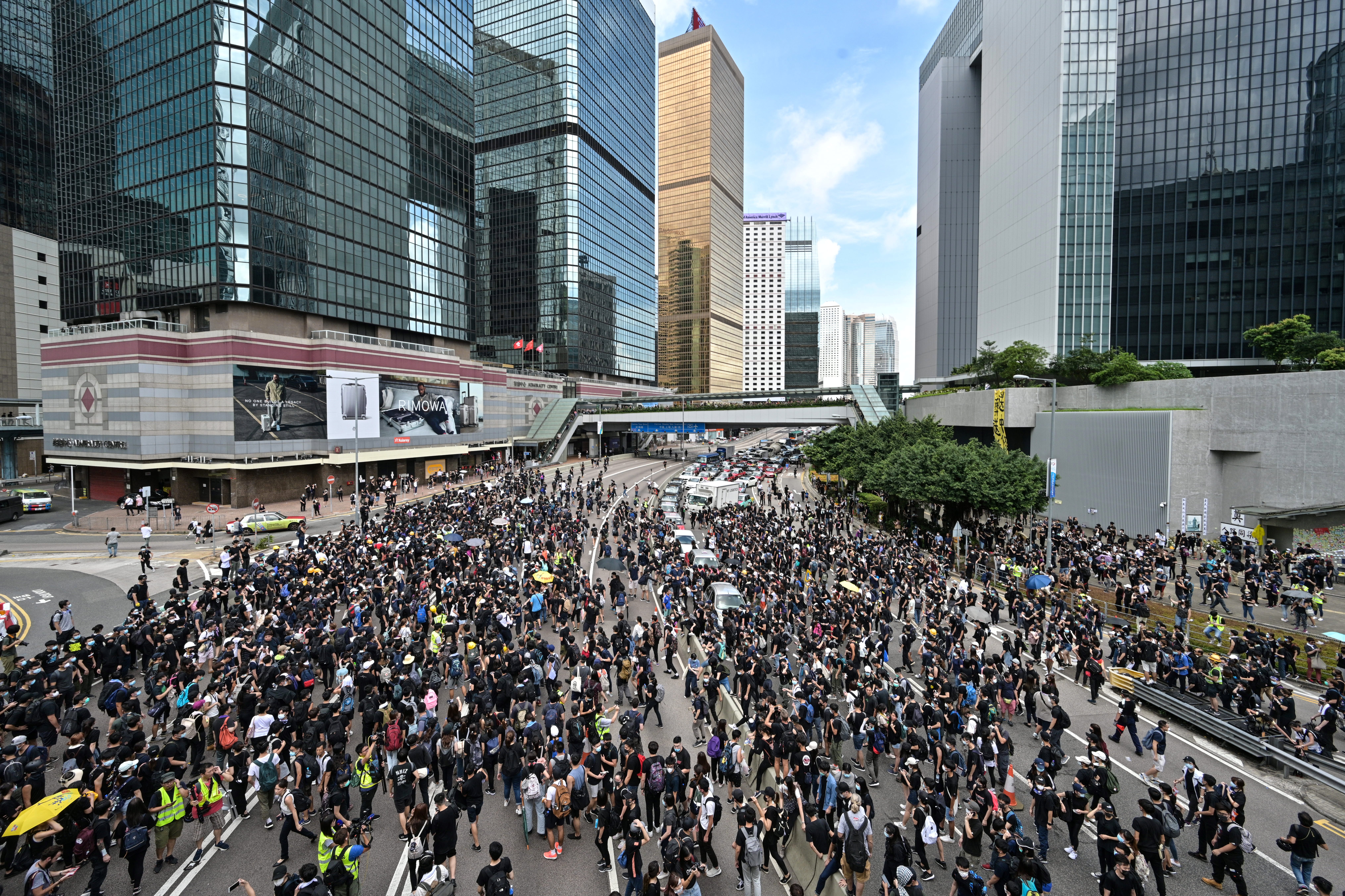 Thousands converge on Hong Kong police headquarters in anti-govt demo
