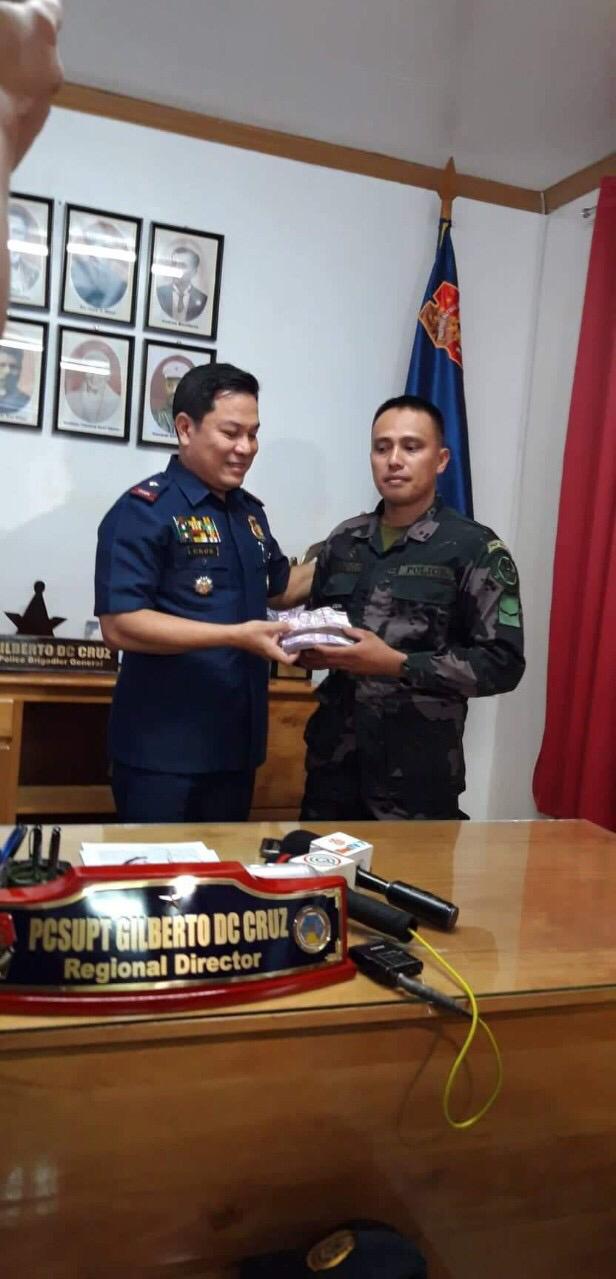 Cop hailed for returning P20k he found on Agusan del Norte highway