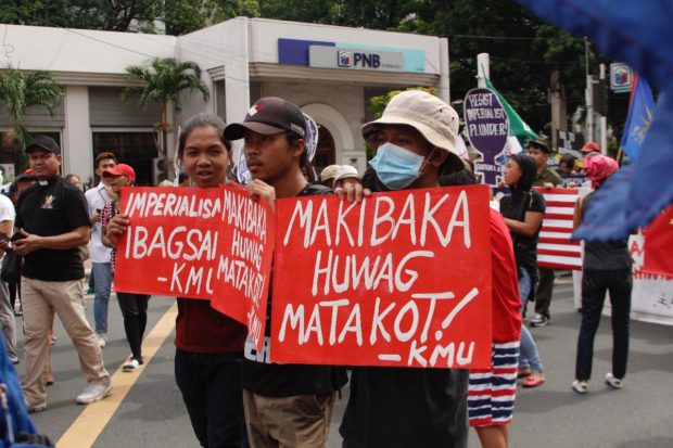 LOOK: Cops stop protesters from marching toward US Embassy