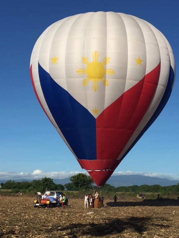 Descending hot air balloons stun cops, villagers in Pangasinan