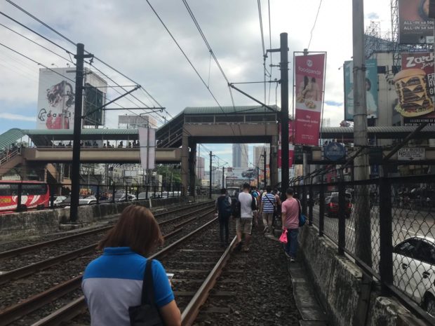  LOOK: MRT-3 unloaded along tracks due to glitch 