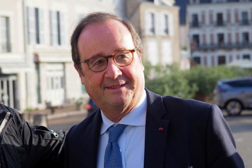 Ex-French leader Hollande finds second career — on stage