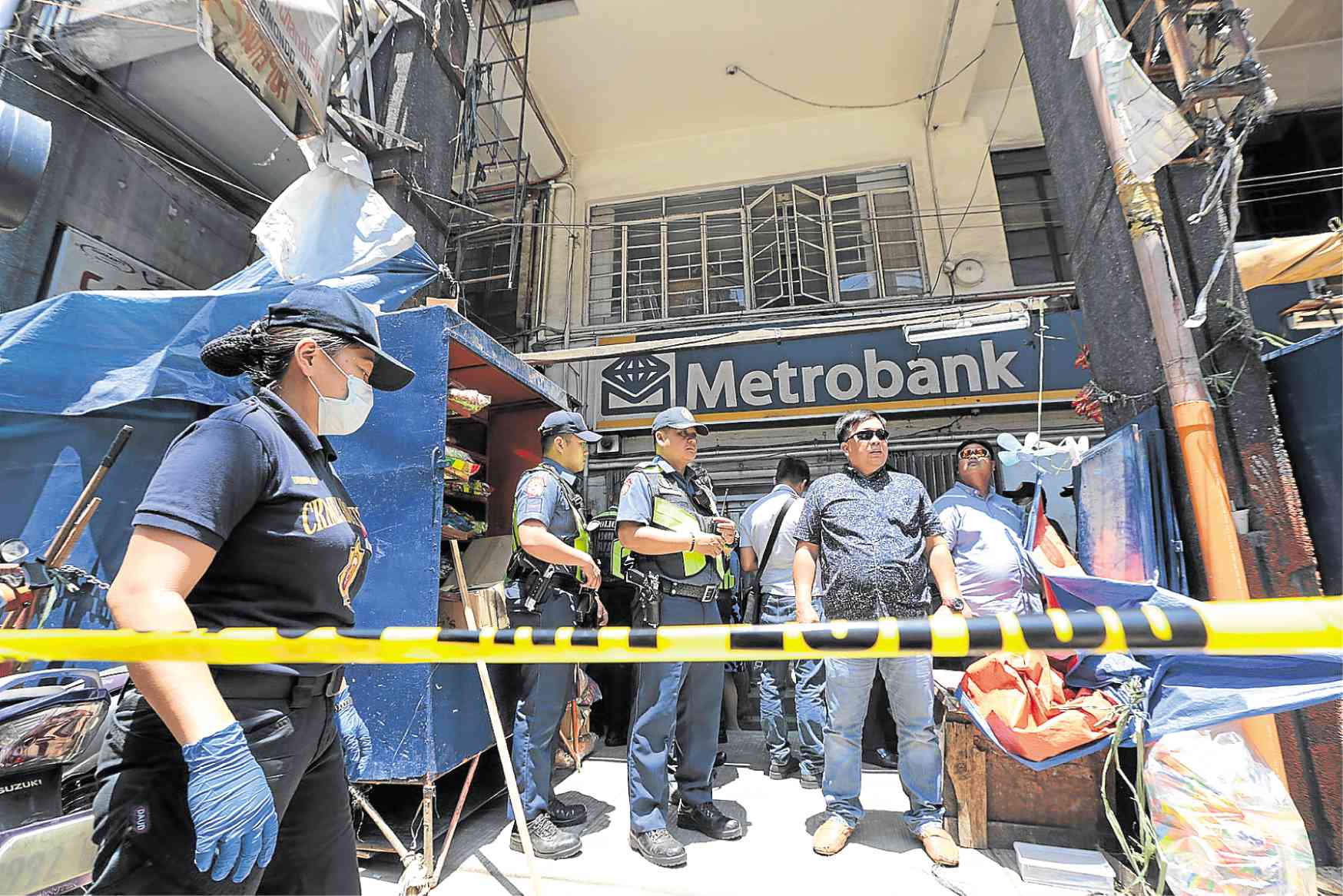 Binondo bank guard lets robbers in minutes before branch opens