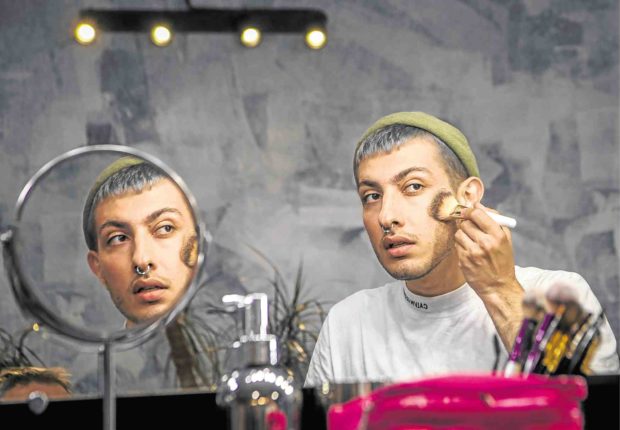 Applying mascara, Russia male bloggers challenge gender norms