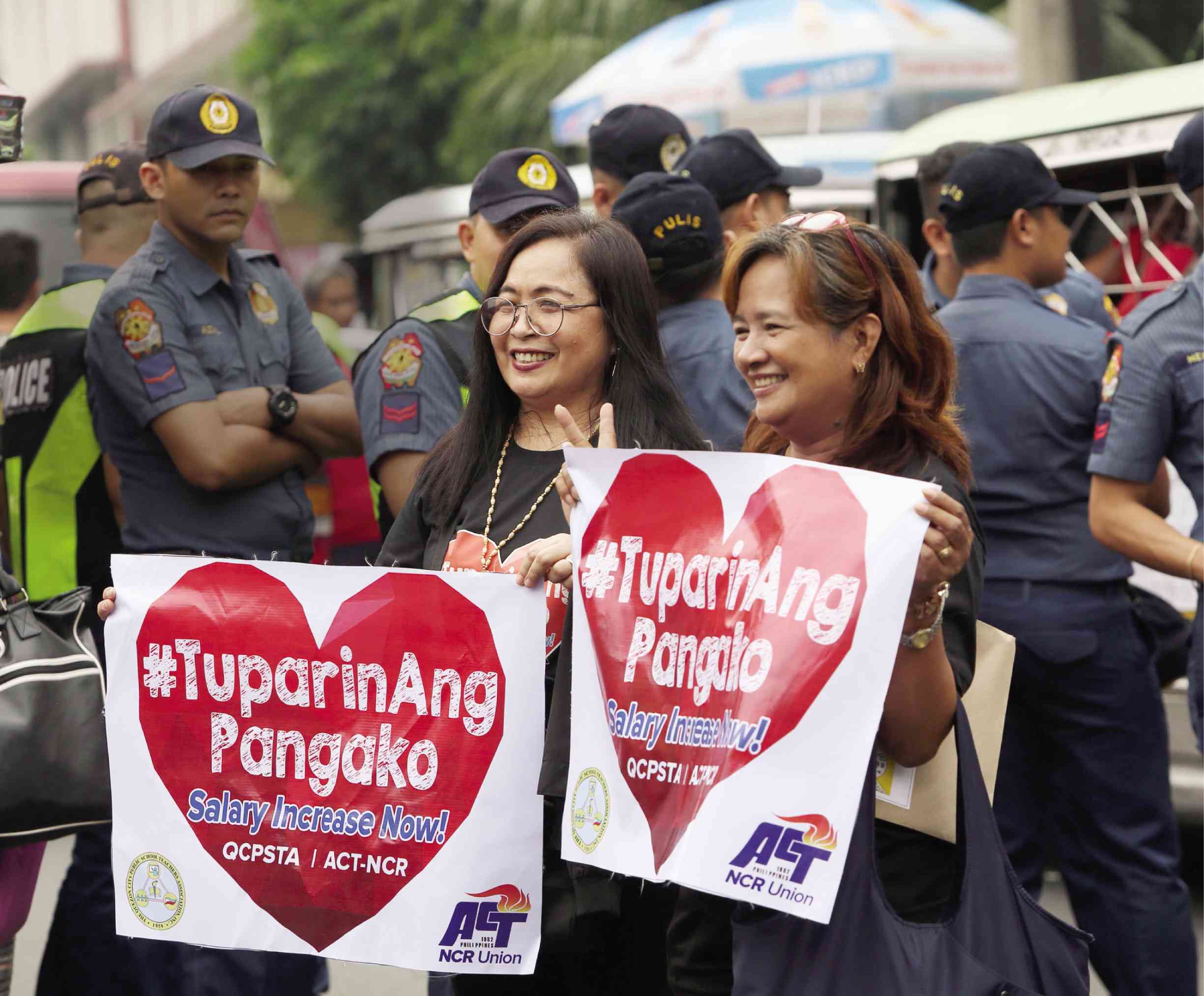 Teachers to Duterte: Act on pay hike now