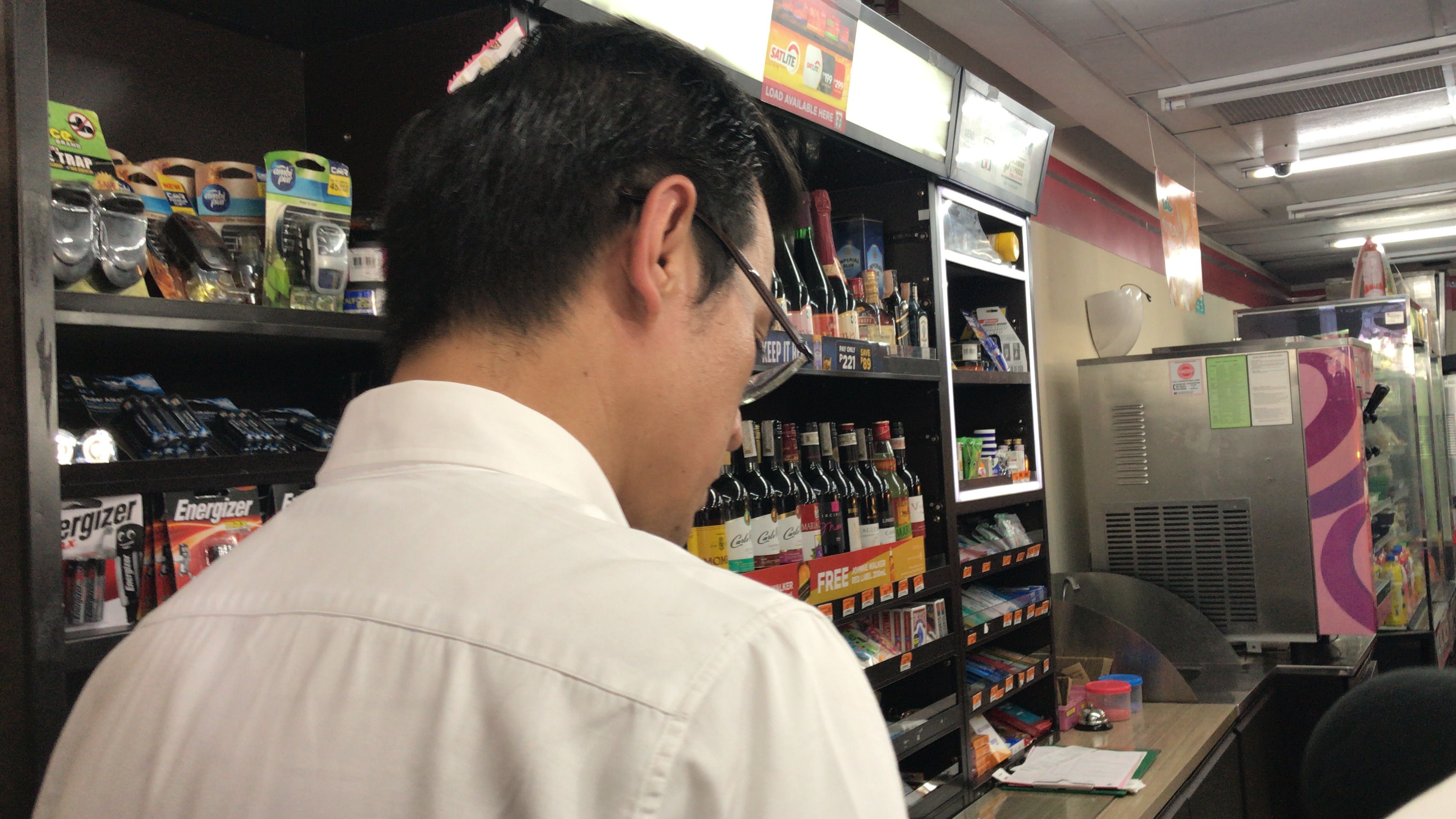 Isko Moreno warns convenience store manager for liquor sale near Manila university