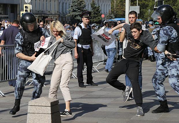 Police arrest protesters in Moscow