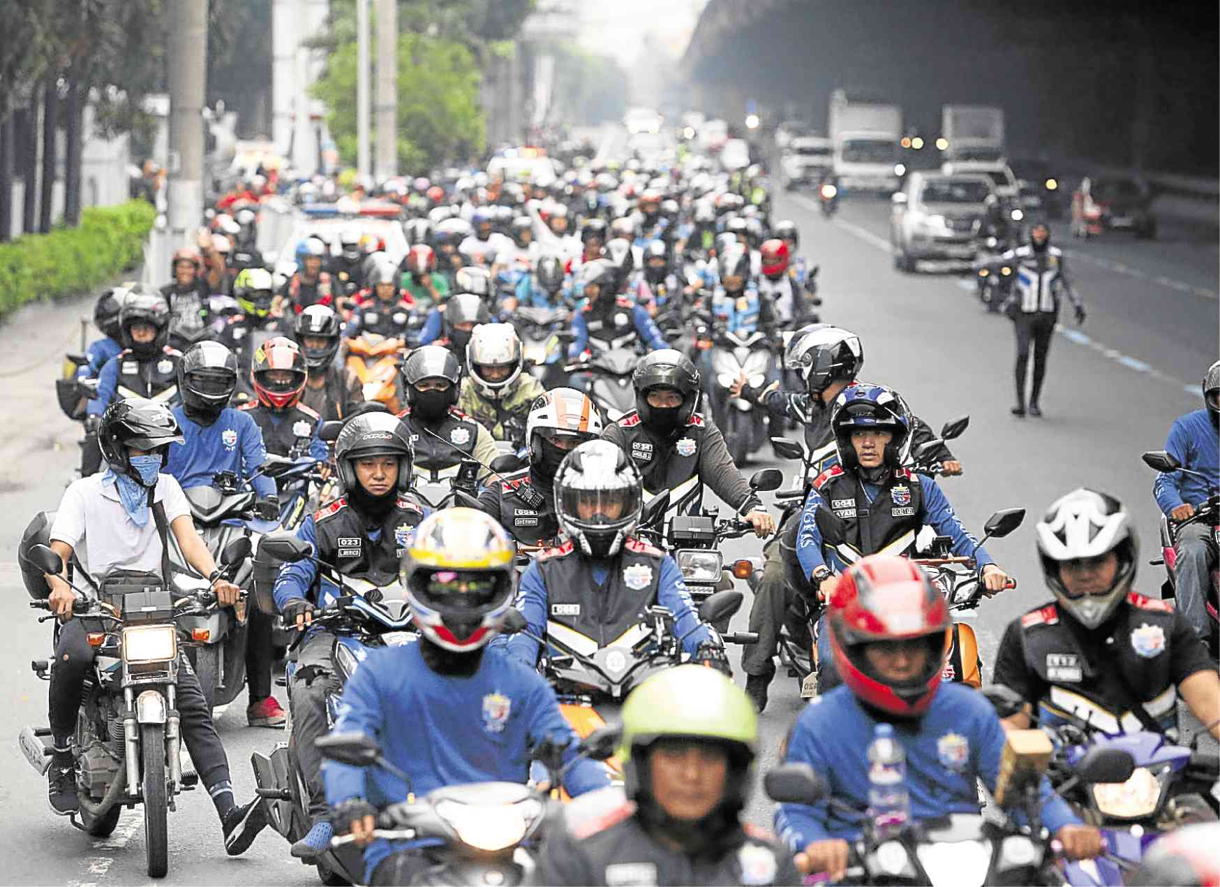  Ban  on small engine bikes on tollway takes effect 