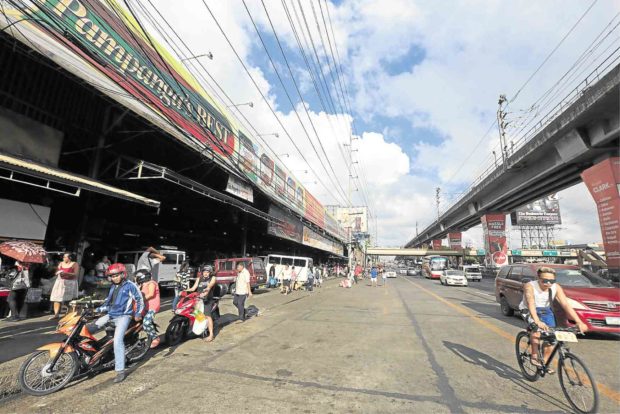 Duterte to Año: Take back public roads to ease Metro Manila traffic