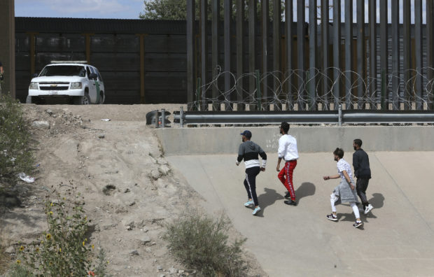  Border numbers drop amid heat, Mexico crackdown