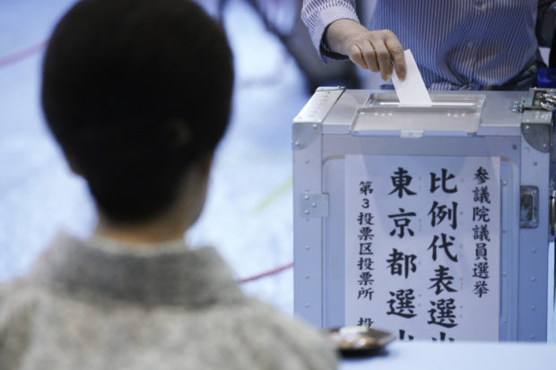  Japan votes for upper house; Abe's party seen as favorite