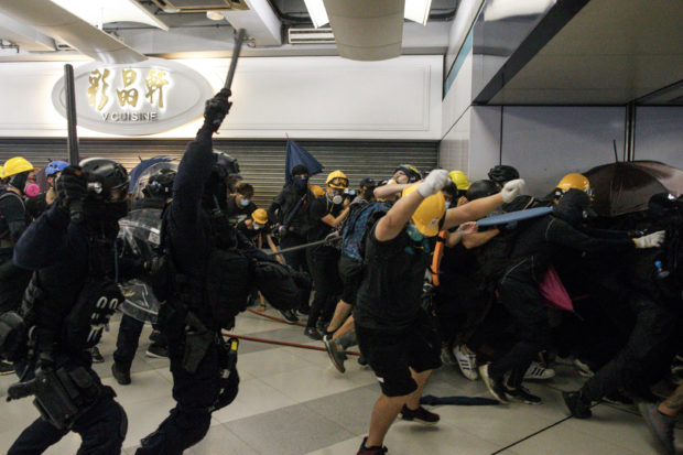  Hong Kong protesters, police ready for another likely clash