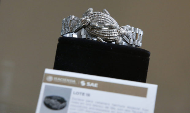  Mexico auctions seized jewelry to fund road building