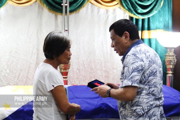 Soldier slain in sulu gets award from Duterte