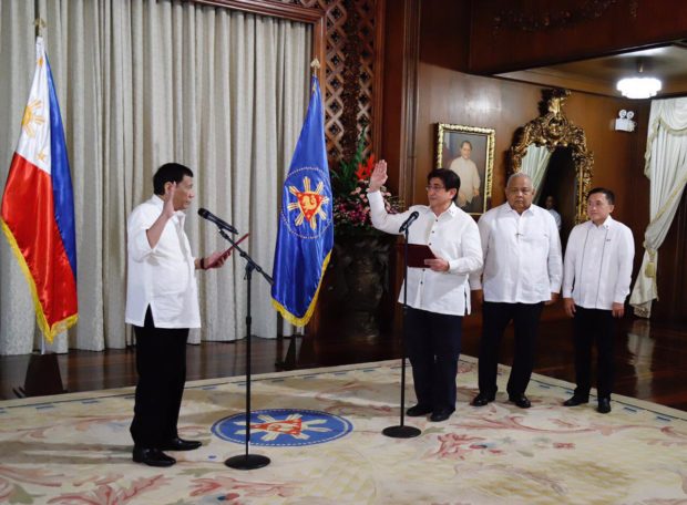 Gringo Honasan takes oath as new DICT secretary Read more: https://newsinfo.inquirer.net/category/latest-stories#ixzz5sQDOgVcL Follow us: @inquirerdotnet on Twitter | inquirerdotnet on Facebook