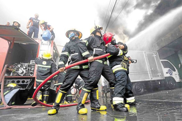 Du30 wants firemen armed so they can help fight Reds, crime