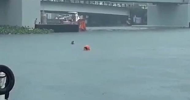Teens rescued in Pasig River