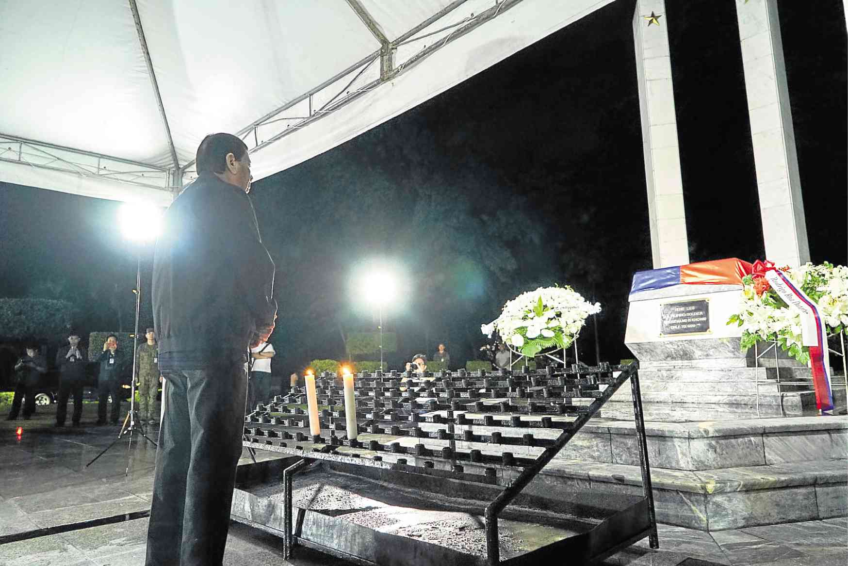 ‘Night person’ Duterte makes it to heroes’ rites — at 11 p.m.